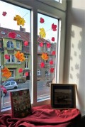 Bunte Herbstblätter ans Fenster kleistern macht viel Spaß und bringt euch eine bunte Herbststimmung.